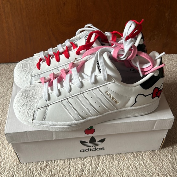 Hello Kitty Adidas Superstar Shoes Size 6 - Picture 1 of 5